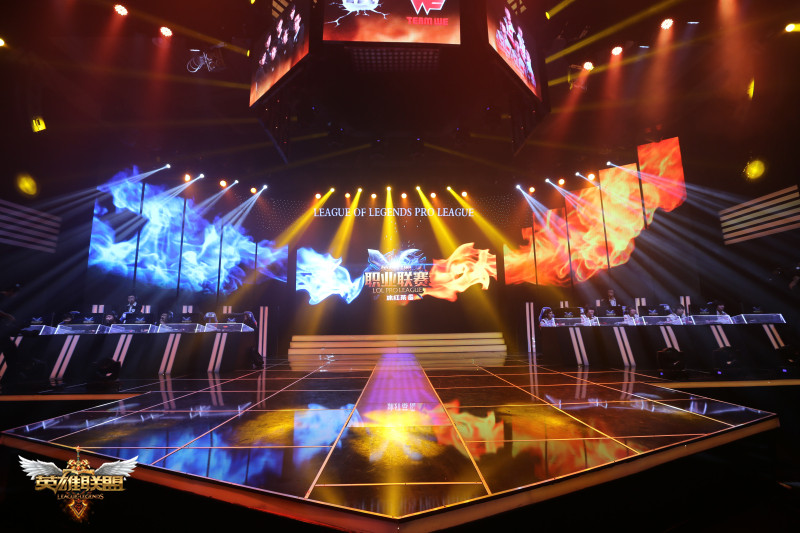 英雄联盟S15突发技术故障：服务器数据包丢失致比赛暂停，选手心态面临严峻考验